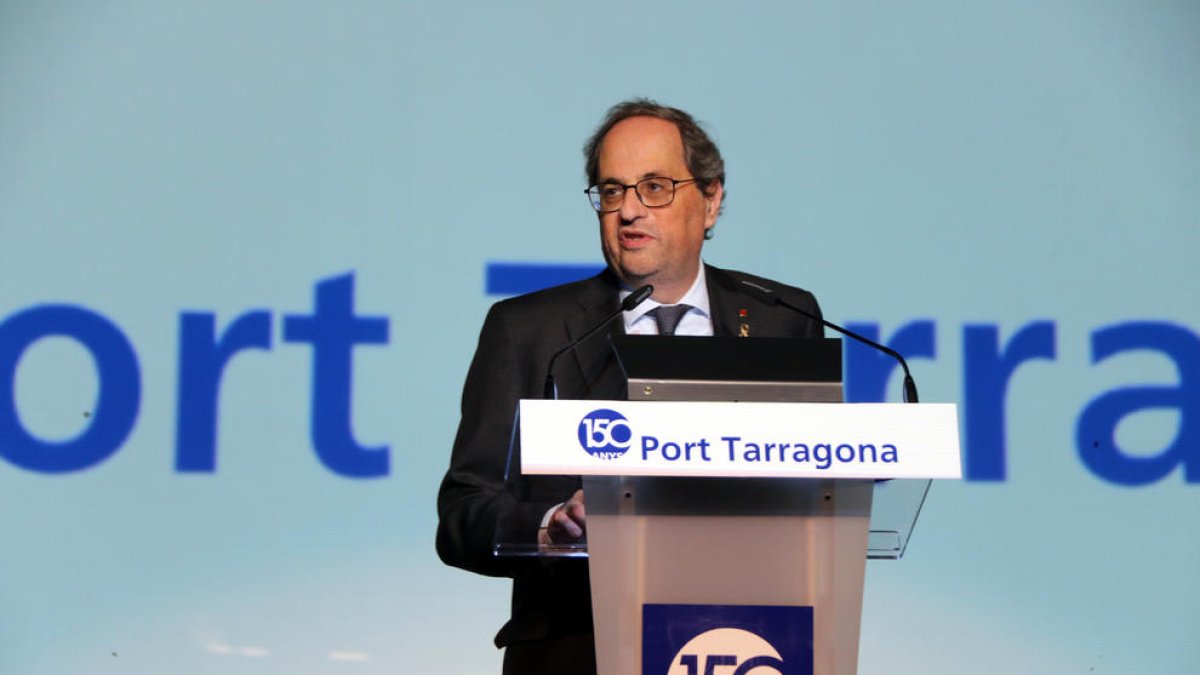 Pla mitjà del president de la Generalitat, Quim Torra, intervenint des d'un faristol durant l'acte del 150è aniversari del port de Tarragona.