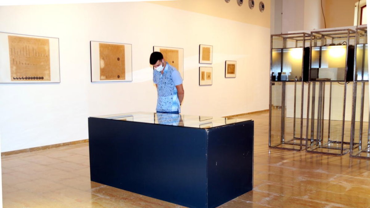 Plano general de un visitante en la exposición del Museu de les Terres de l'Ebre de Amposta