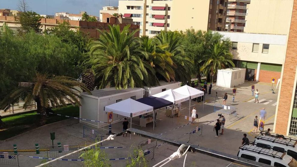 El CAP Sant Pere hace PCR a los residentes del barrio de la Sardana en los módulos prefabricados instalados en el patio principal.