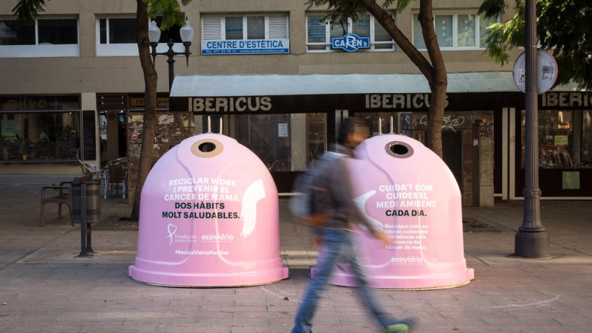 Imatge dels contendiros instal·lats a la plaça Verdaguer.