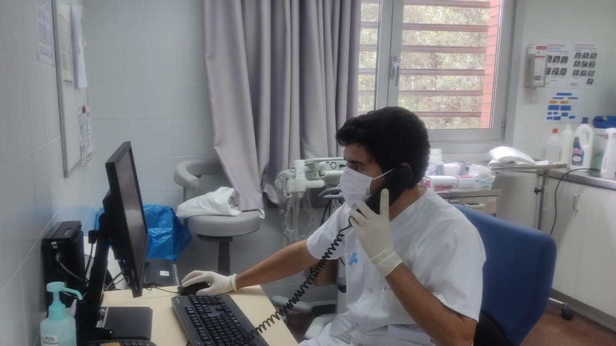 Un metge d'un centre d'atenció primària de Girona fent una visita telefònica.