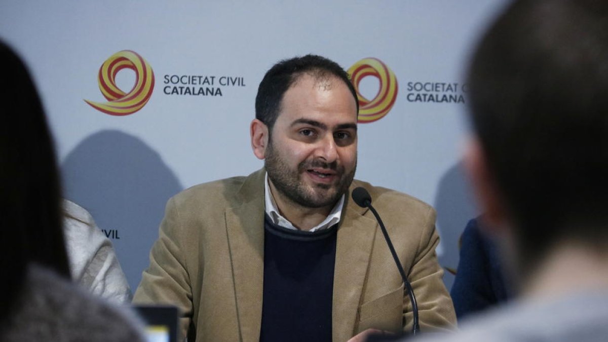 Plano medio del presidente de Societat Civil Catalana, Fernando Sánchez Costa.