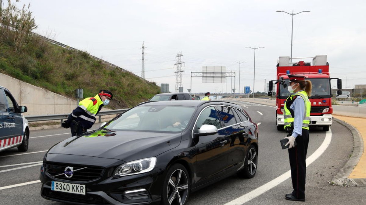 Els Mossos d'Esquadra al control fet a la rotonda de la T-11, a Tarragona, en el marc del dispositiu d'aquesta Setmana Santa.