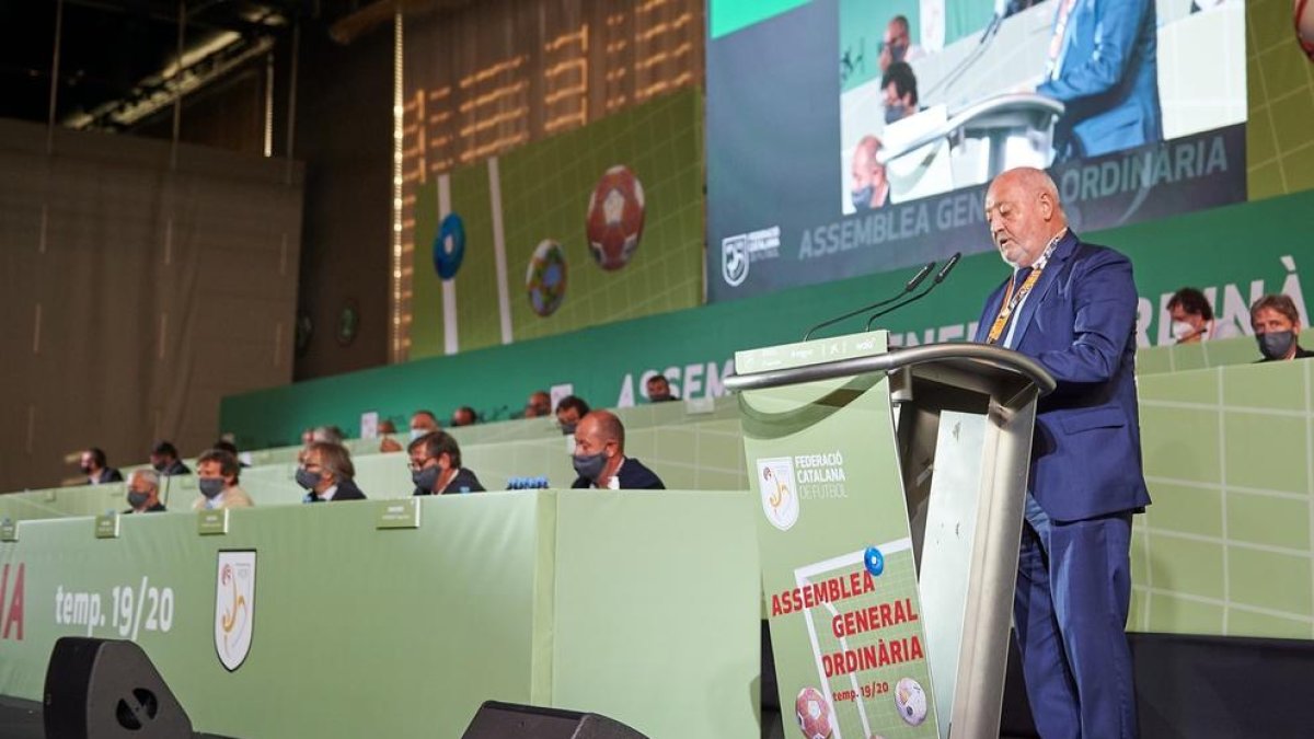 El presidente del FCF, Joan Soteras, explicando el plan de competición para la temporada 2020-21.