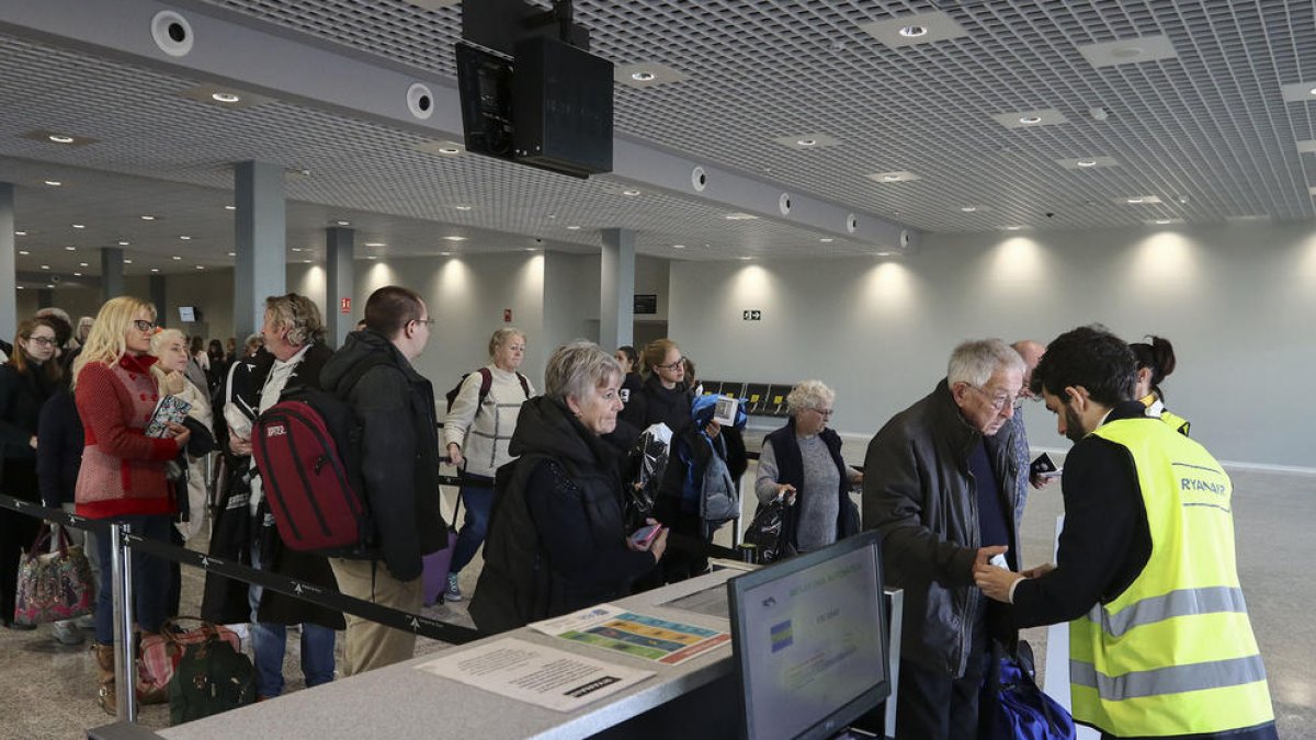 Una imagen de archivo de varios turistas en el Aeropuerto de Reus a punto para embarcar.