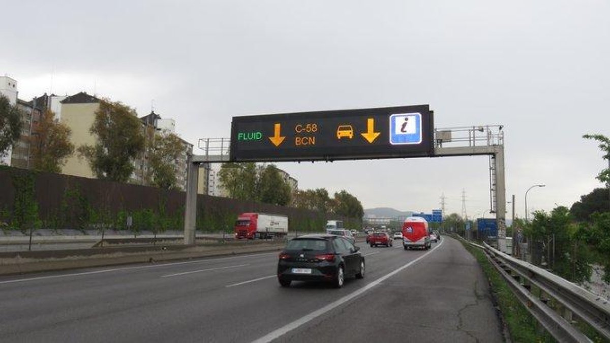 Imatge d'un panell lluminós a l'autopista.