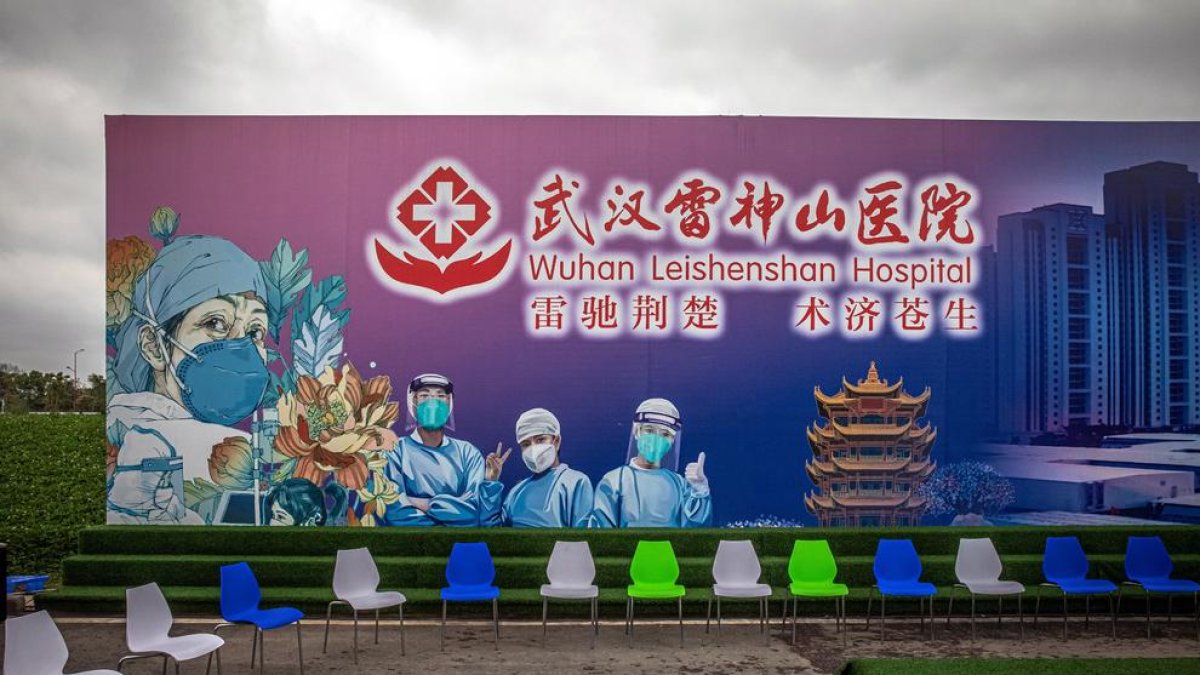 Asientos dispuestos antes de la celebración de una reunión informativa para trabajadores y medios de comunicación en el Hospital de Leishenshan, en Wuhan