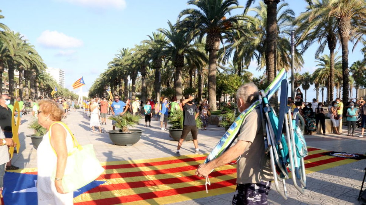 Unes 300 persones demanen la proclamació de la República en una concentració a Salou