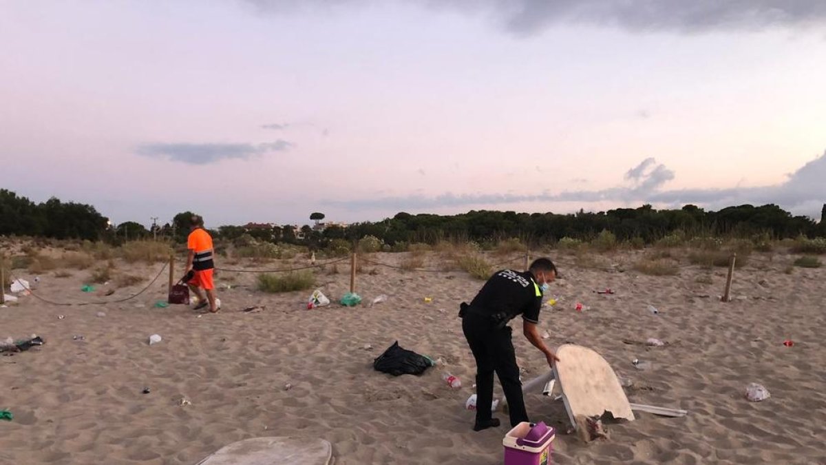 Estat en què va quedar la platja on es va celebrar el botellón