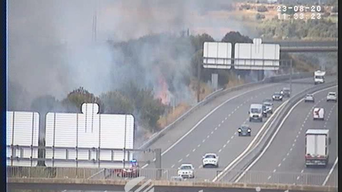 El foc s'ha originat per les guspires d'un vehicle accidentat