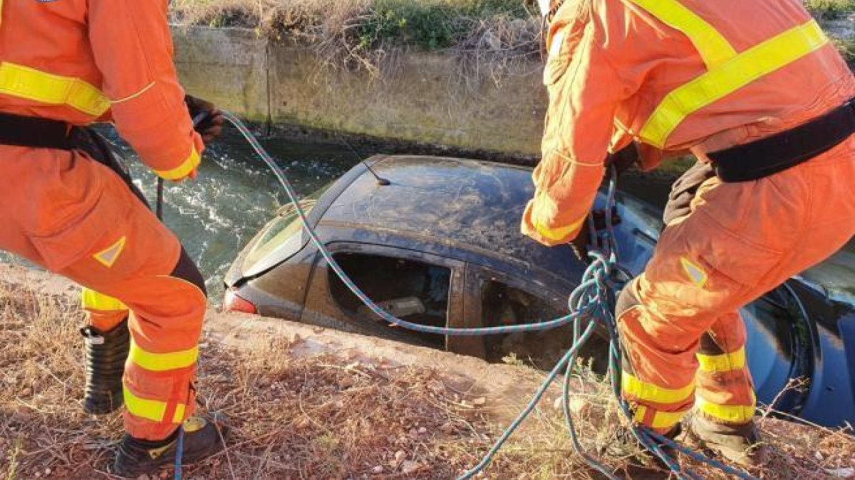 Efectius de bombers rescaten una dona de 37 anys ferida i atrapada en el seu vehicle en caura a una séquia de València