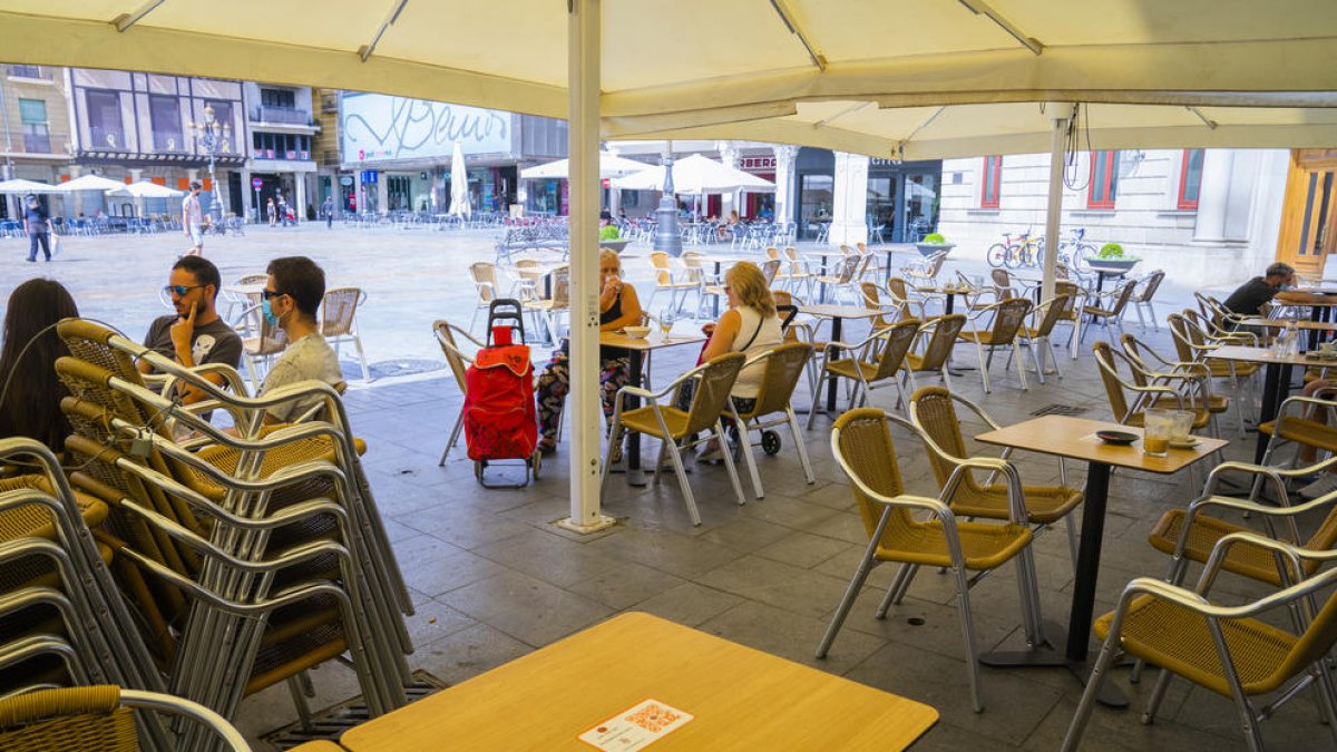 Cadires retirades s'apilen al Mercadal a l'espera que passin els 15 dies de restriccions addicionals