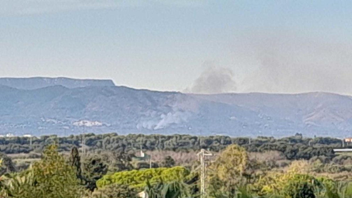 Imatge de la columna de fum, visible des de diferents indrets del Camp de Tarragona