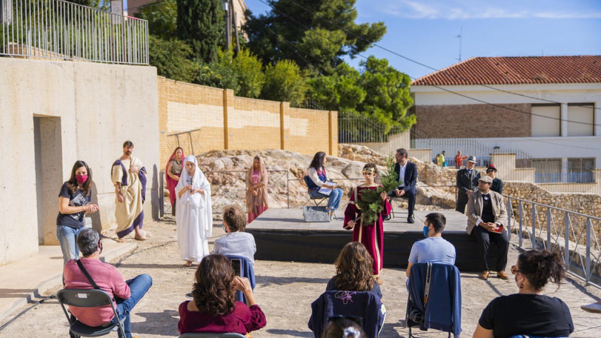 Personatges vinculats a l'Amfiteatre van passar ahir al matí pel mirador del monument.