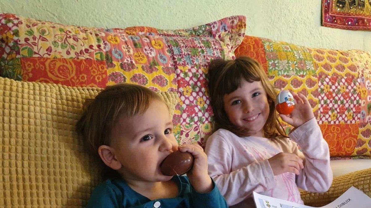 Dos de los niños que hoy han recibido un huevo de chocolate por parte del Ayuntamiento.