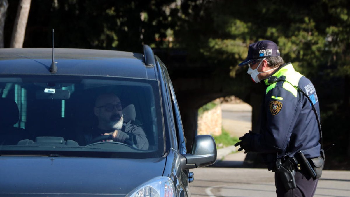 Un agente de la Policía Local del Vendrell hablando con un conductor en un control en los barrios marítimos.