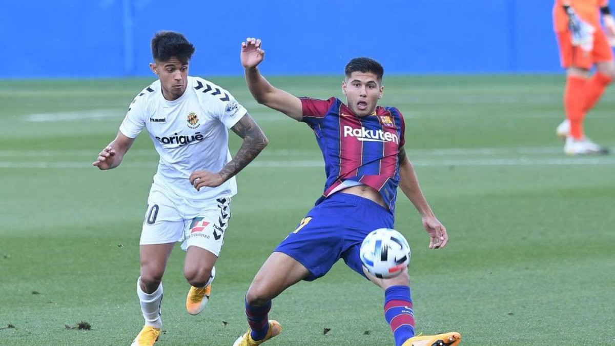 Brugui lucha contra un rival durante el duelo en el Johan Cruyff, muy igualado y que se decidió con una diana en una acción a pelota parada.