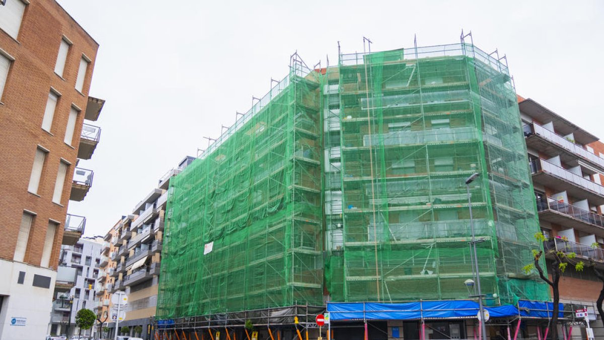 Obra on no es podrà retornar a l'activitat, ja que a l'edifici hi ha persones alienes a la construcció.