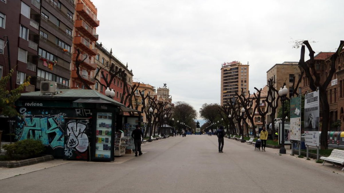 La Rambla Nueva de Tarragona con poca gente paseando y sin paradas de libros en un Sant Jordi atípico, marcado por la crisis sanitaria por coronavirus.