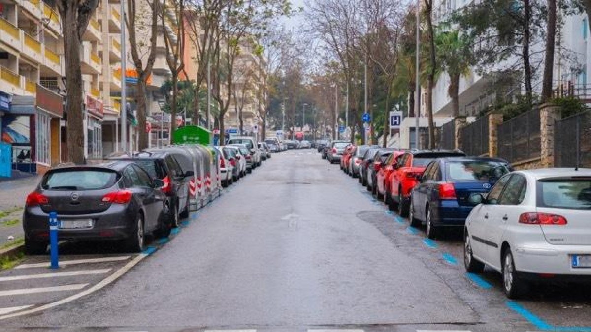 El carrer Vendrell del municipi de Salou, ple de vehicles ahir, tot i que sense cap persona pel carrer.