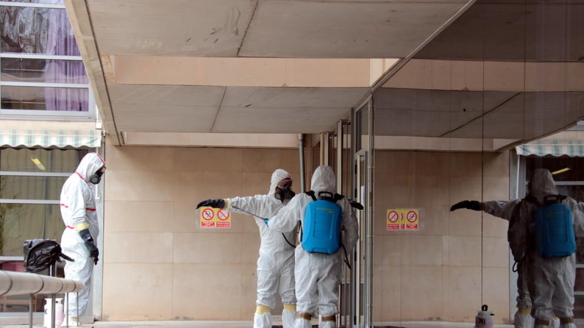 Trabajadores de una empresa de desinfección contratada por el Departamento de Trabajo, Asuntos Sociales y Familias llegando a la residencia Llar de Sant Josep de Lleida