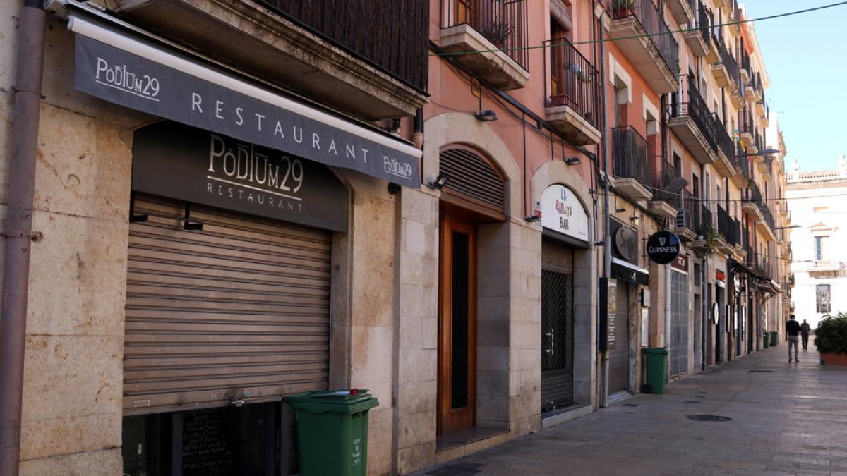 Se restaurantes cerrados de la plaza de la Font en el primer día de restricciones.