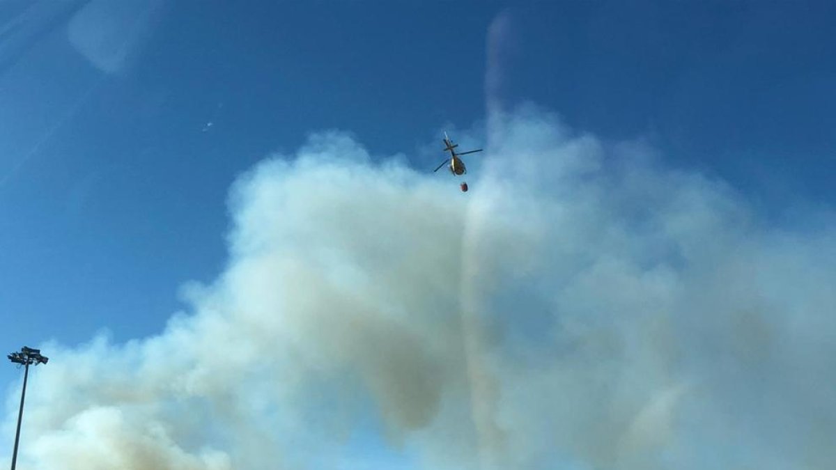 Imagen de un helicóptero de Bomberos trabajando en el incendio.