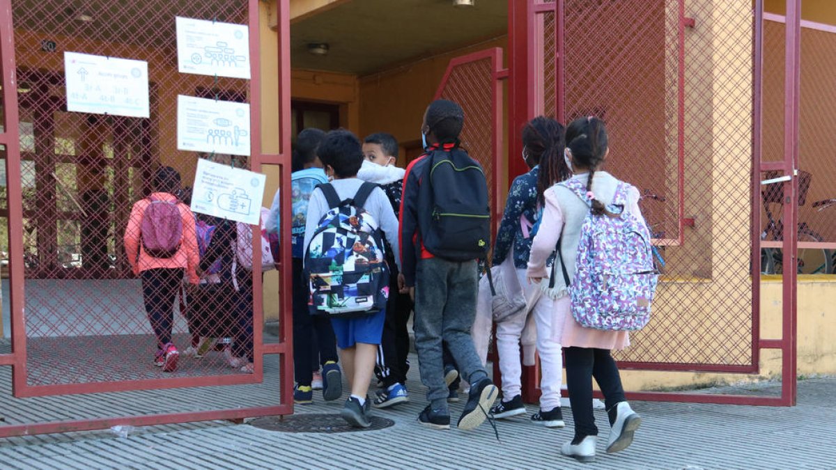 Imagen de unos alumnos entrando en la escuela.