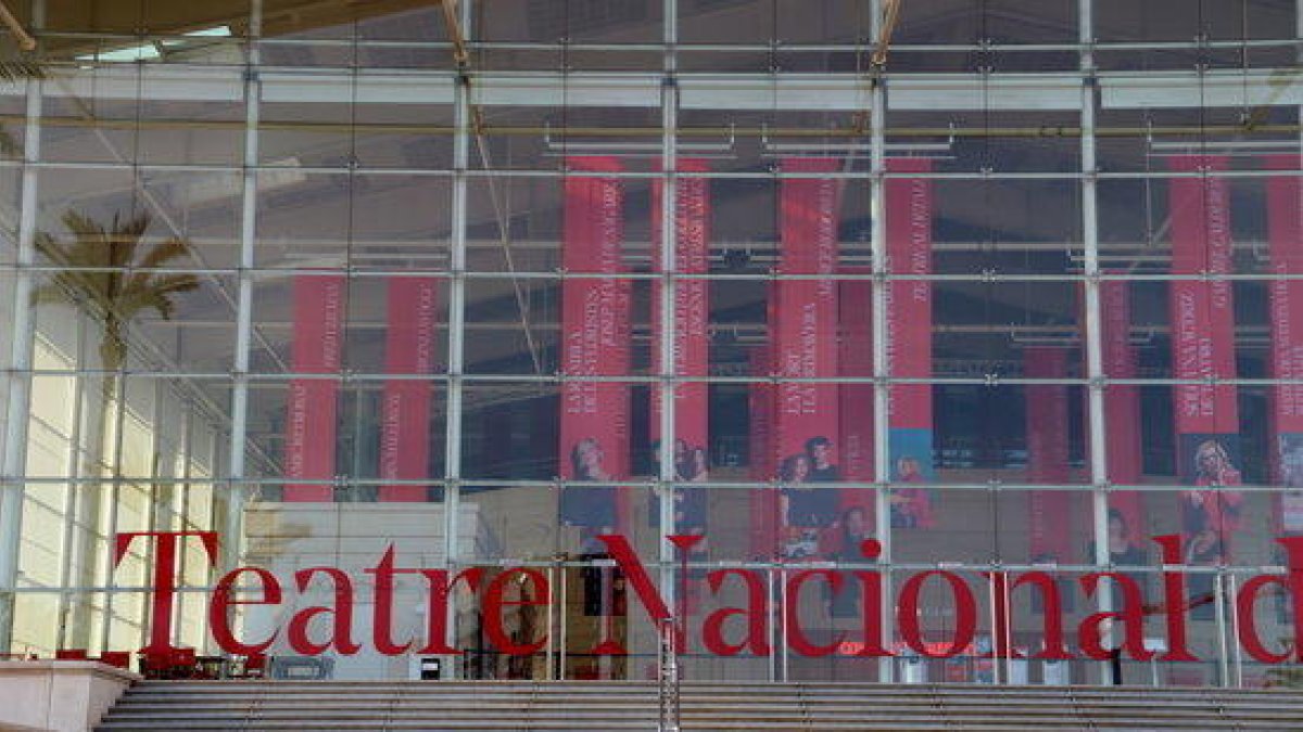 Les escales del Teatre Nacional de Catalunya, buides en un dia de confinament.