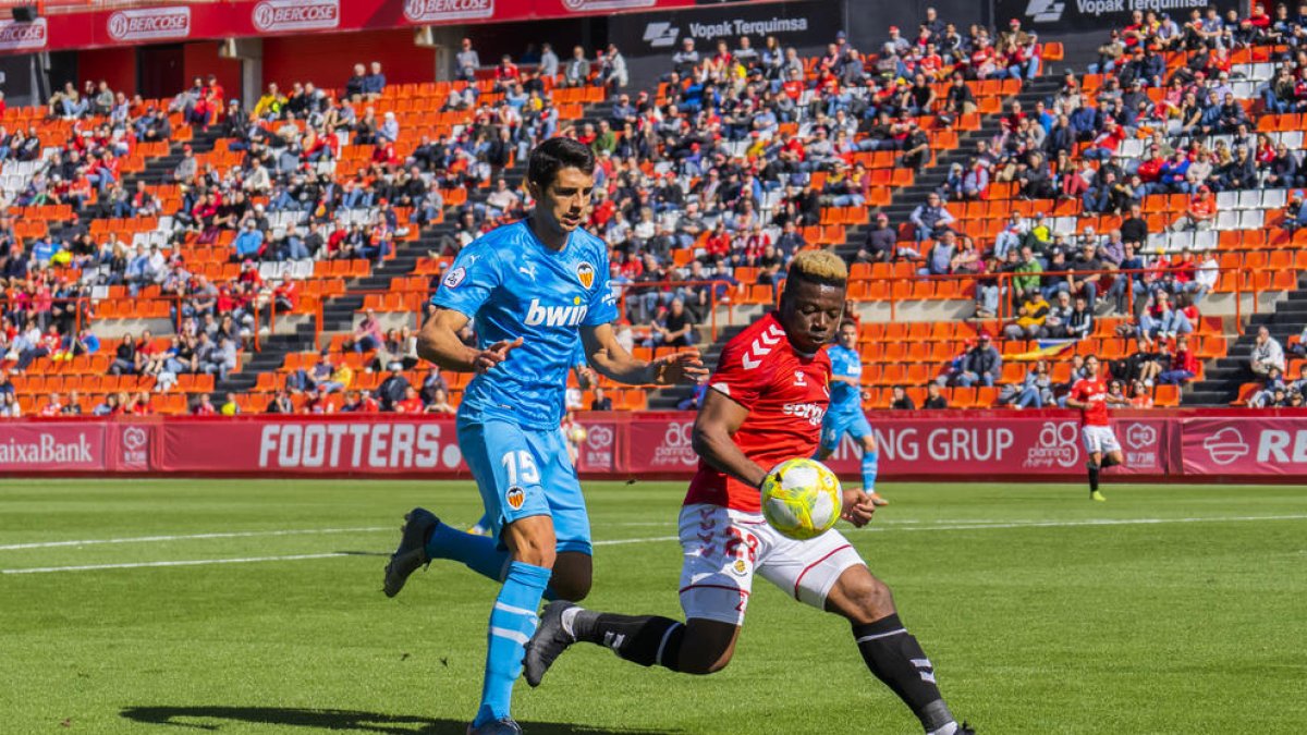 Thomas Amang disputa una pelota durante el Nàstic-Valencia Mestalla de la pasada temporada.