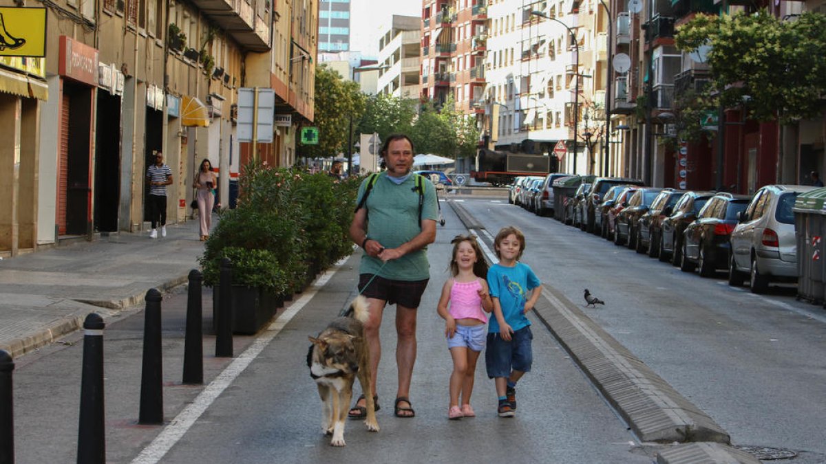 Una familia paseando por la calzada en la calle Escultor Rocamora ayer tarde.