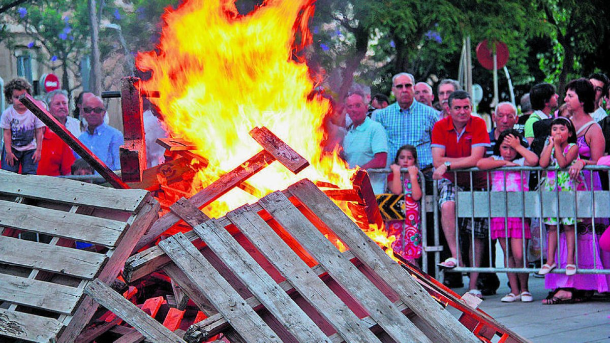 Una foguera de les moltes que es fan durant la nit del foc.