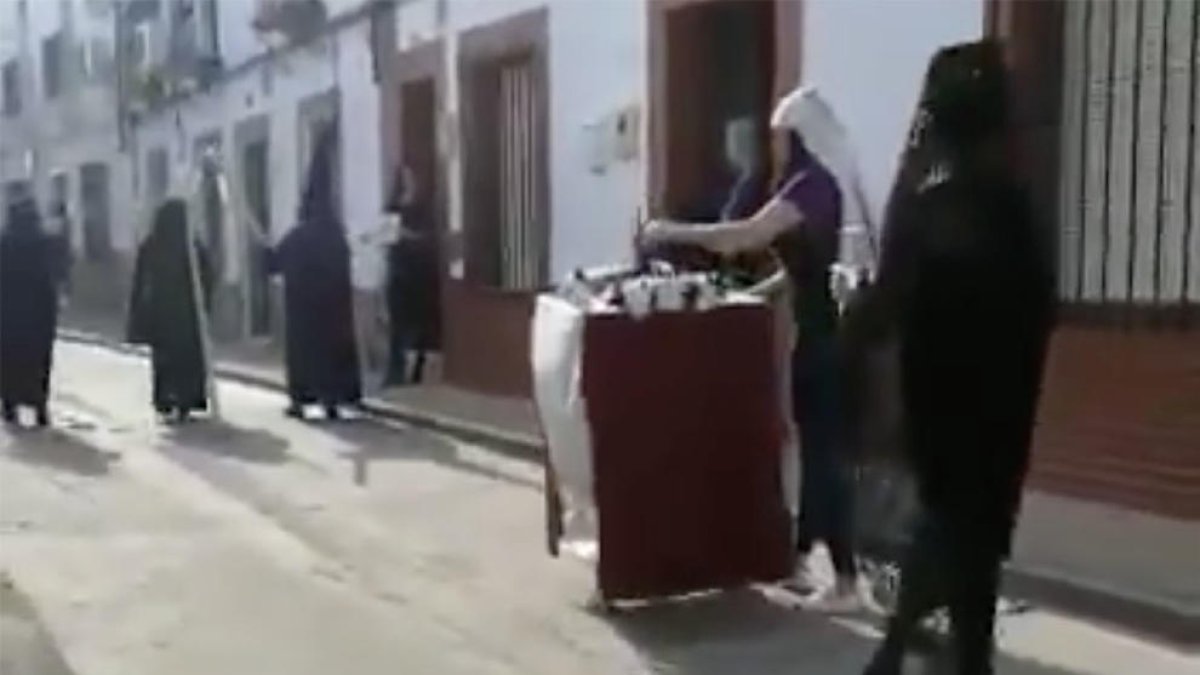 Imagen de la procesión que protagonizaron algunos vecinos.