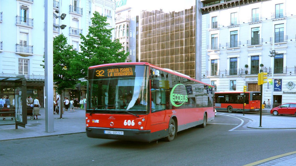 Imagen de archivo de un autobús urbano en Zaragoza.