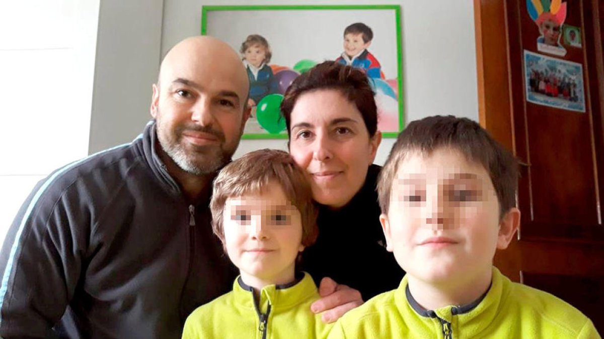 Fotografía facilitada por Luis Sobrado, al lado de su esposa Cristina y los hijos de los dos Guillermo y Gonzalo, que han dado positivo en Covid-19.