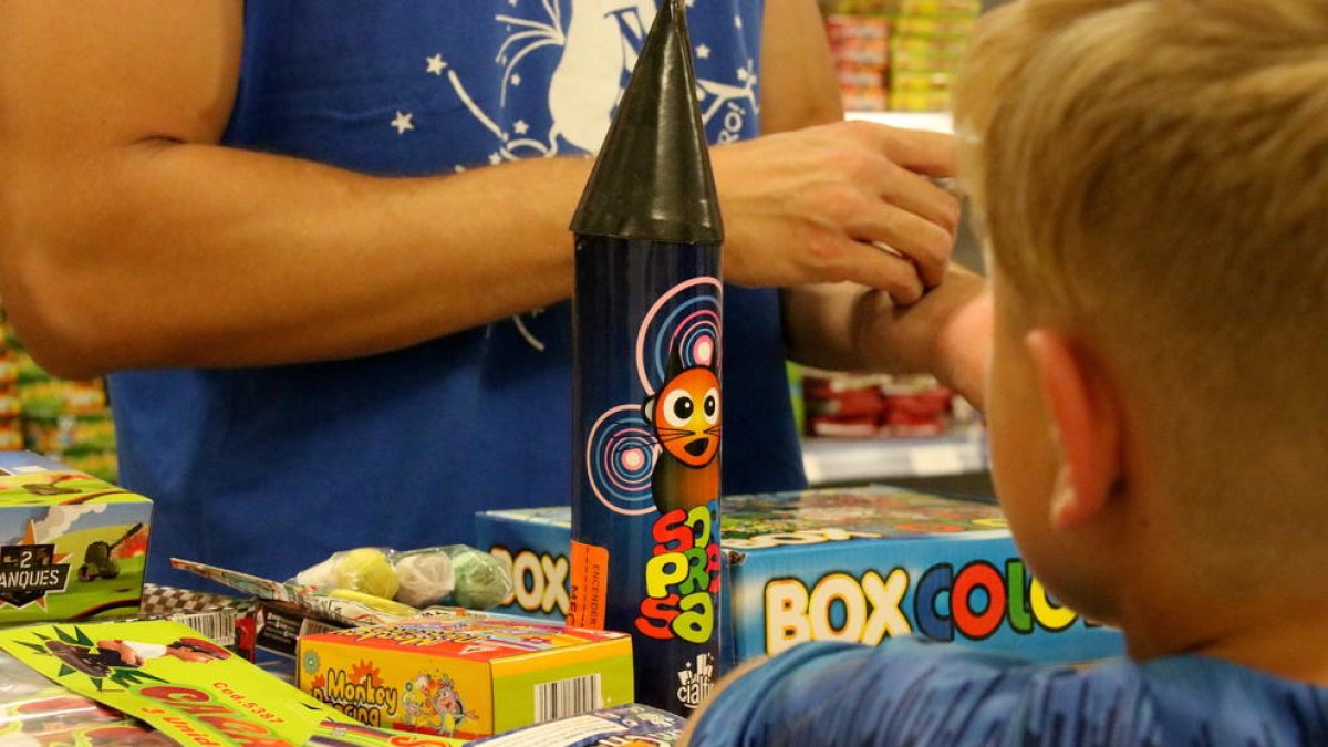 Un niño en el mostrador de una tienda de venta de pirotecnia en una imagen de archivo.