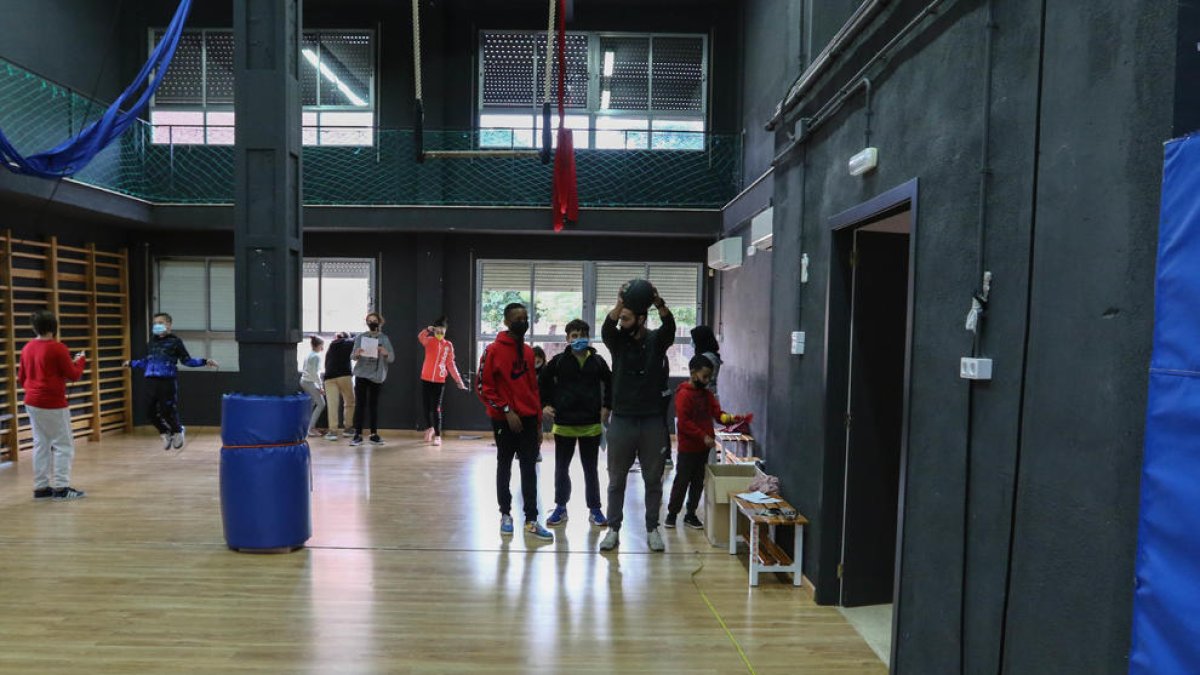 Estudiants hacían ayer Educación Física en la sala de ensayos del antiguo centro de las artes gestuales.