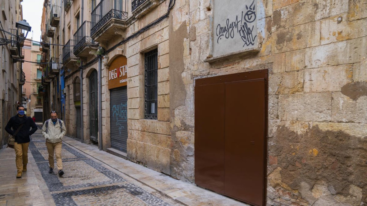 La porta que ha col·locat la Diputació per impeddir que ningú accedeixi a la casa.