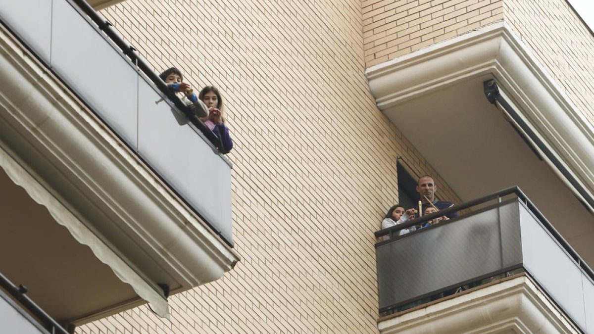 Jordi Salvadó toca la flauta desde su casa.