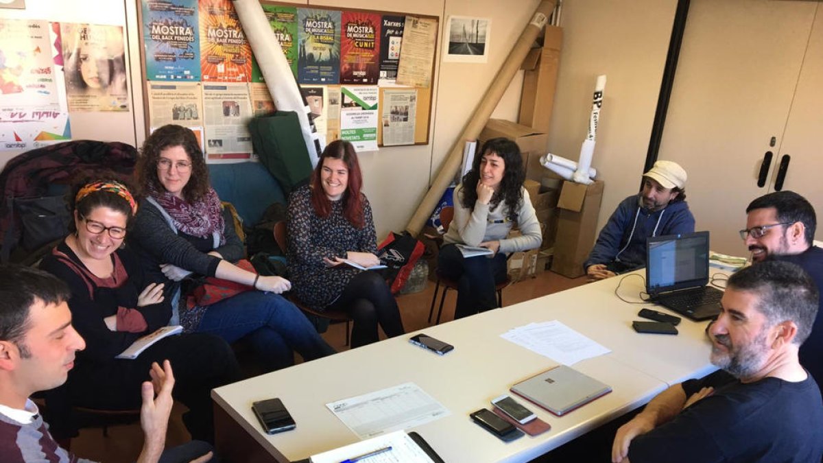 Una reunión de los miembros de la Xarxa d'Entitats per l'Economia Social i Solidària del Baix Penedès.