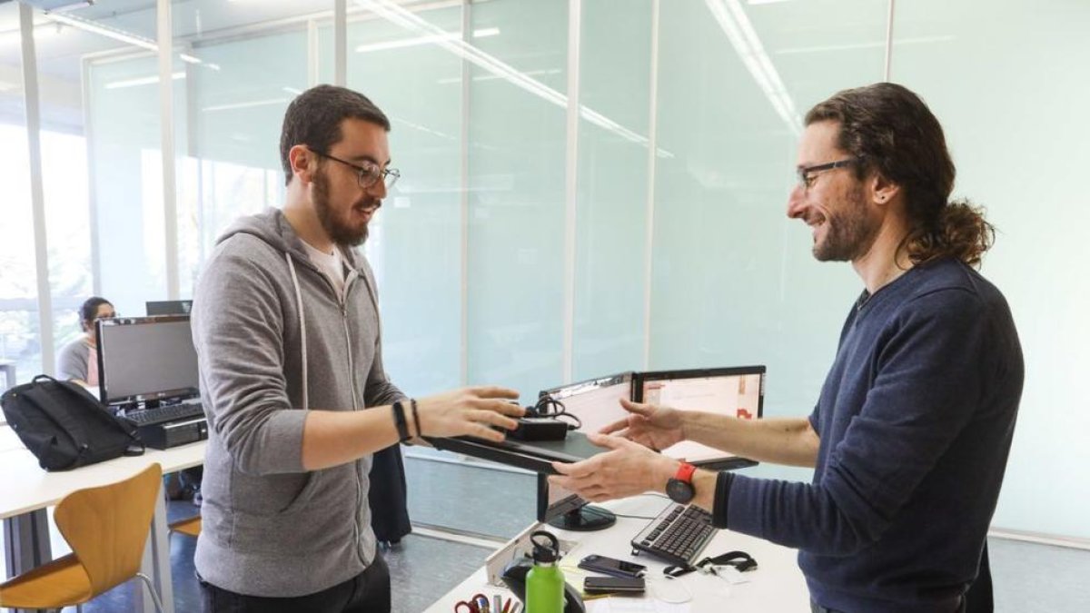 Donació i recollida de portàtils al CRAI per al projecte Labdoo.