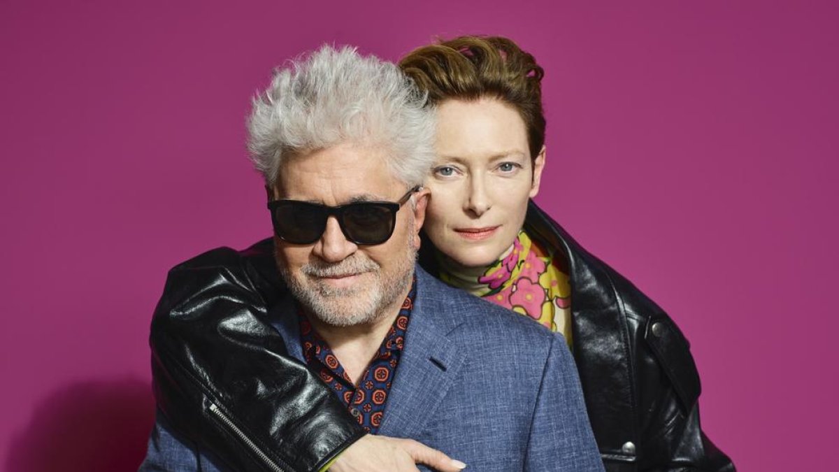 Tilda Swinton y Pedro Almodovar, protagonista y director del cortometraje 'La voz humana'.