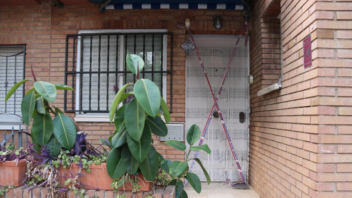 Plano general de la casa donde se ha producido un homicidio, en el número 63 de la calle de Santiago Rusiñol de Vila-seca.