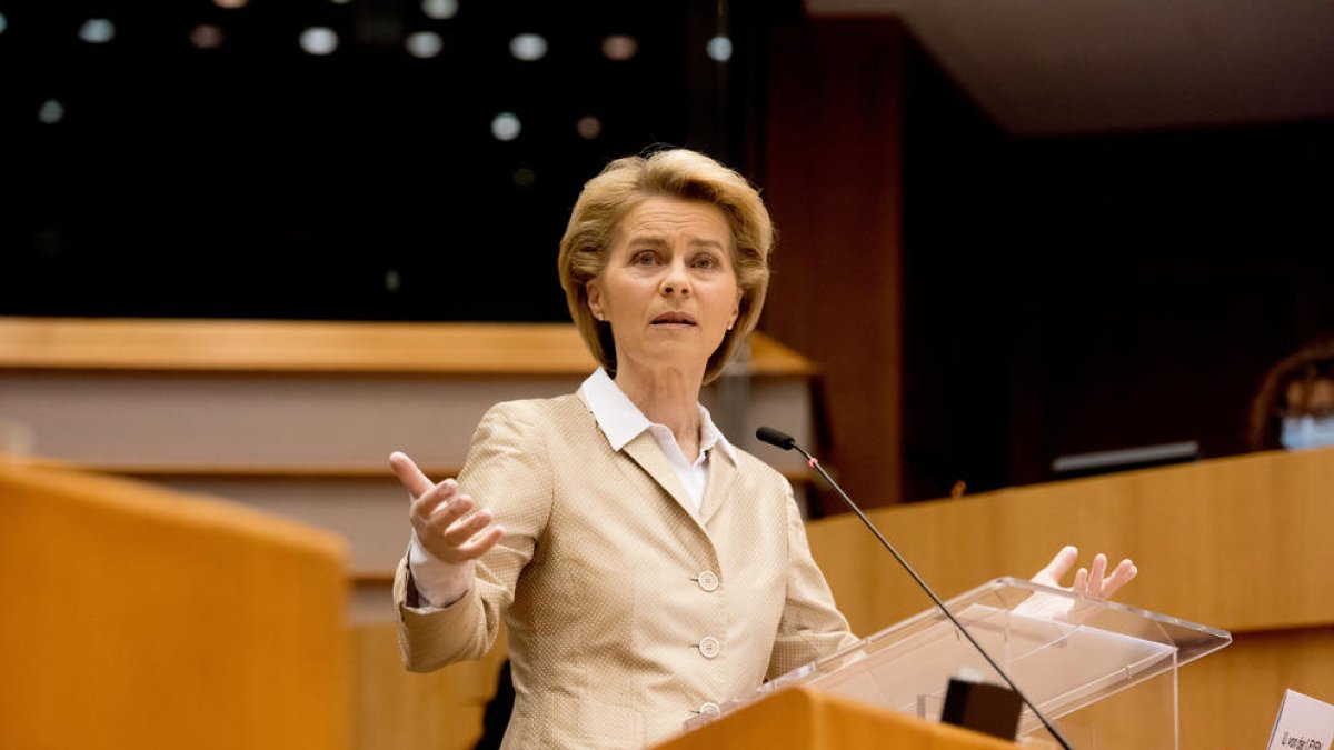 La presidenta de la Comisión Europea, Úrsula Von der Leyen, durante un discurso en el Parlamento Europeo sobre la crisis del covid-19, en Bruselas.