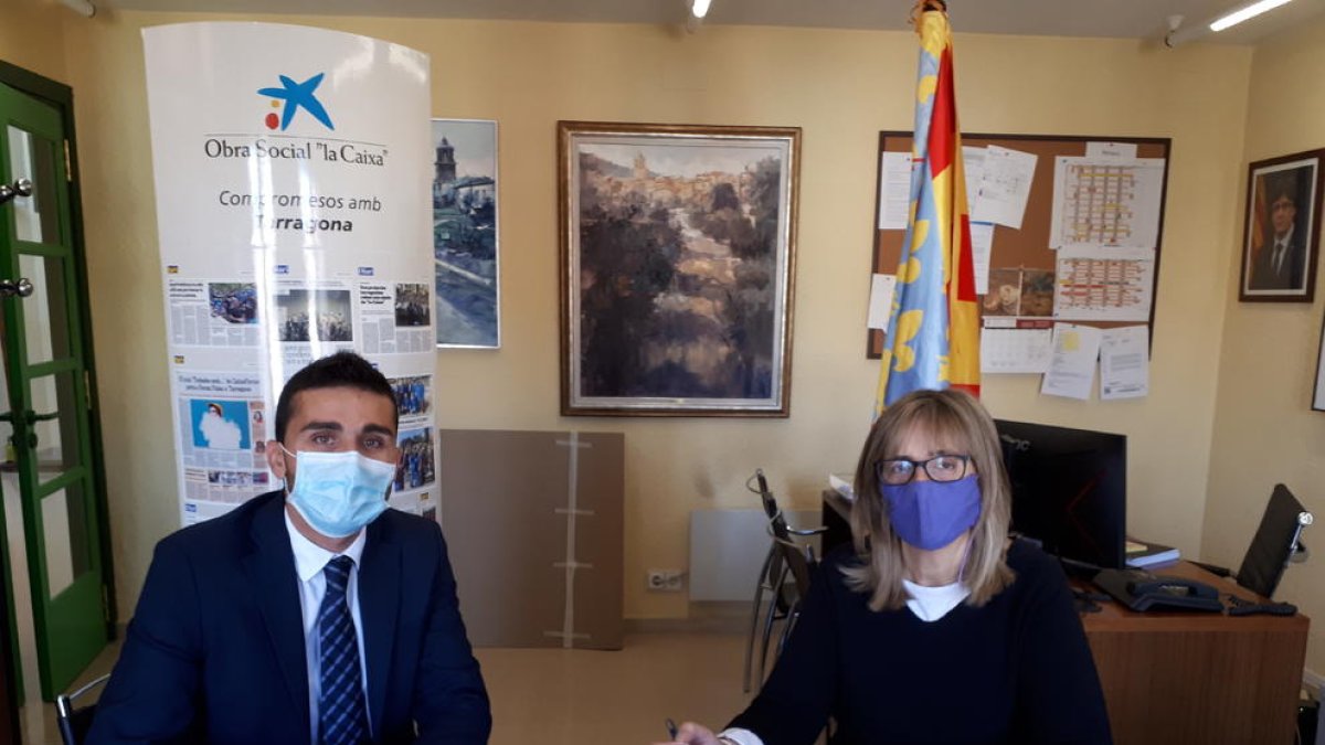 Jordi Ballart, director de l'oficina de CaixaBank a Prades i Ulldemolins amb Lídia Bargas, alcaldessa de Prades.