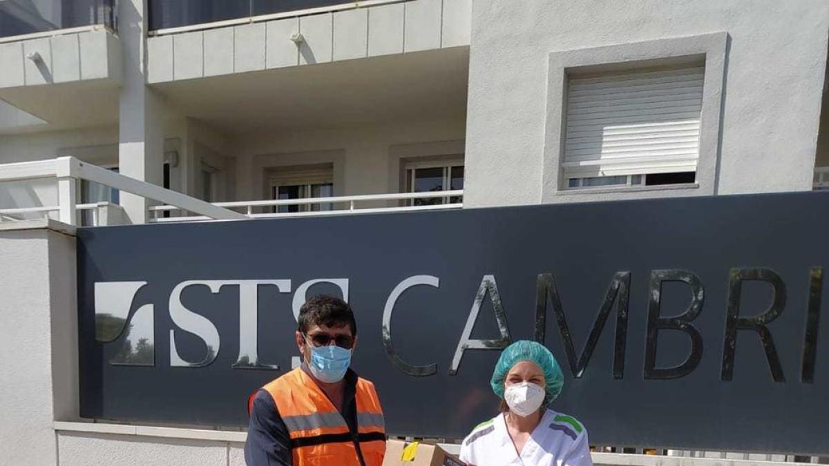 Un membre de Protecció Civil entregant mascaretes a la residència STS de Cambrils.