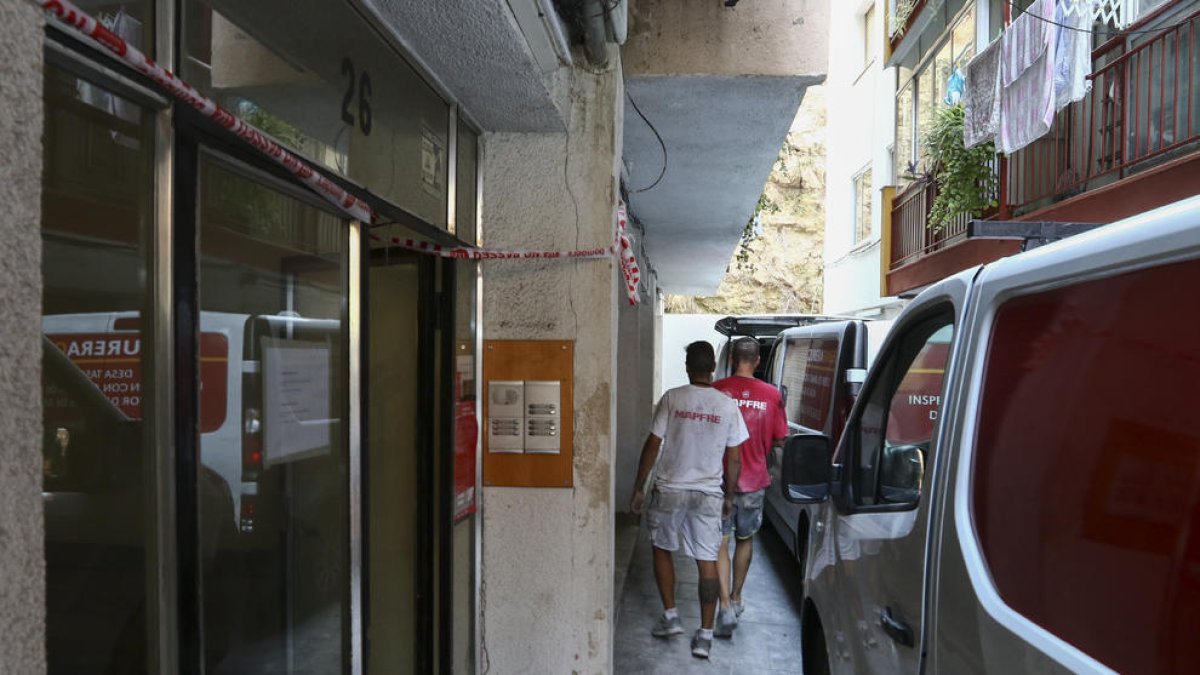 Imagen de los operarios acabando de restablecer el suministro de agua ayer por la tarde.