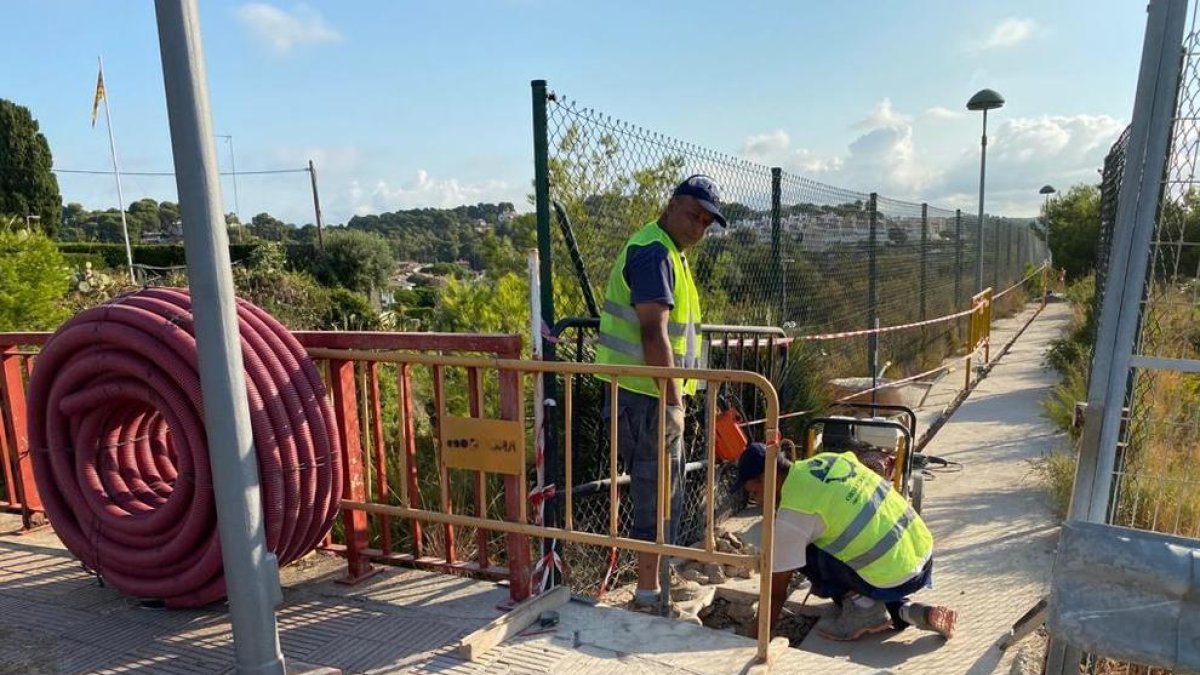 Imatge dels treballadors iniciant ahir les tasques d'instal·lació del semàfor a Cala Romana.