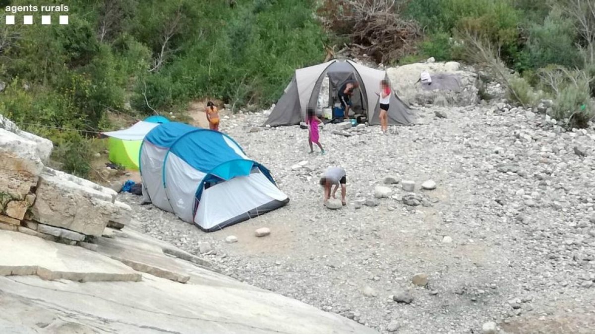 Imatges de les persones acampades.