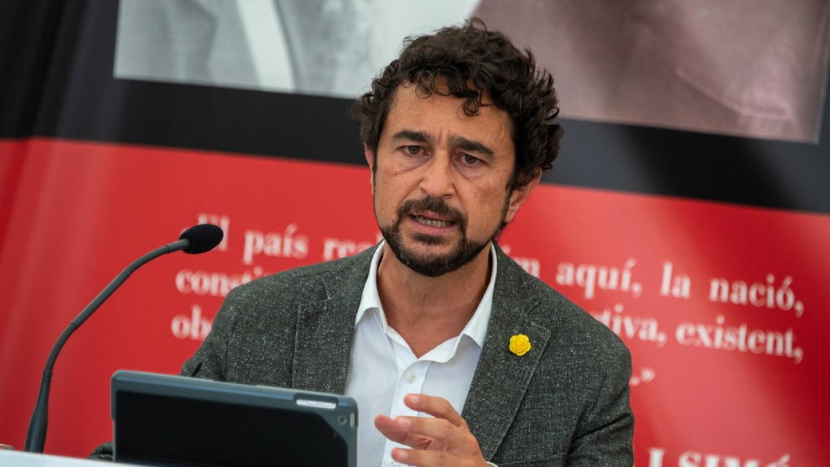 Primer pla del conseller de Territori i Sostenibilitat, Damià Calvet, a la Universitat Catalana d'Estiu (UCE)